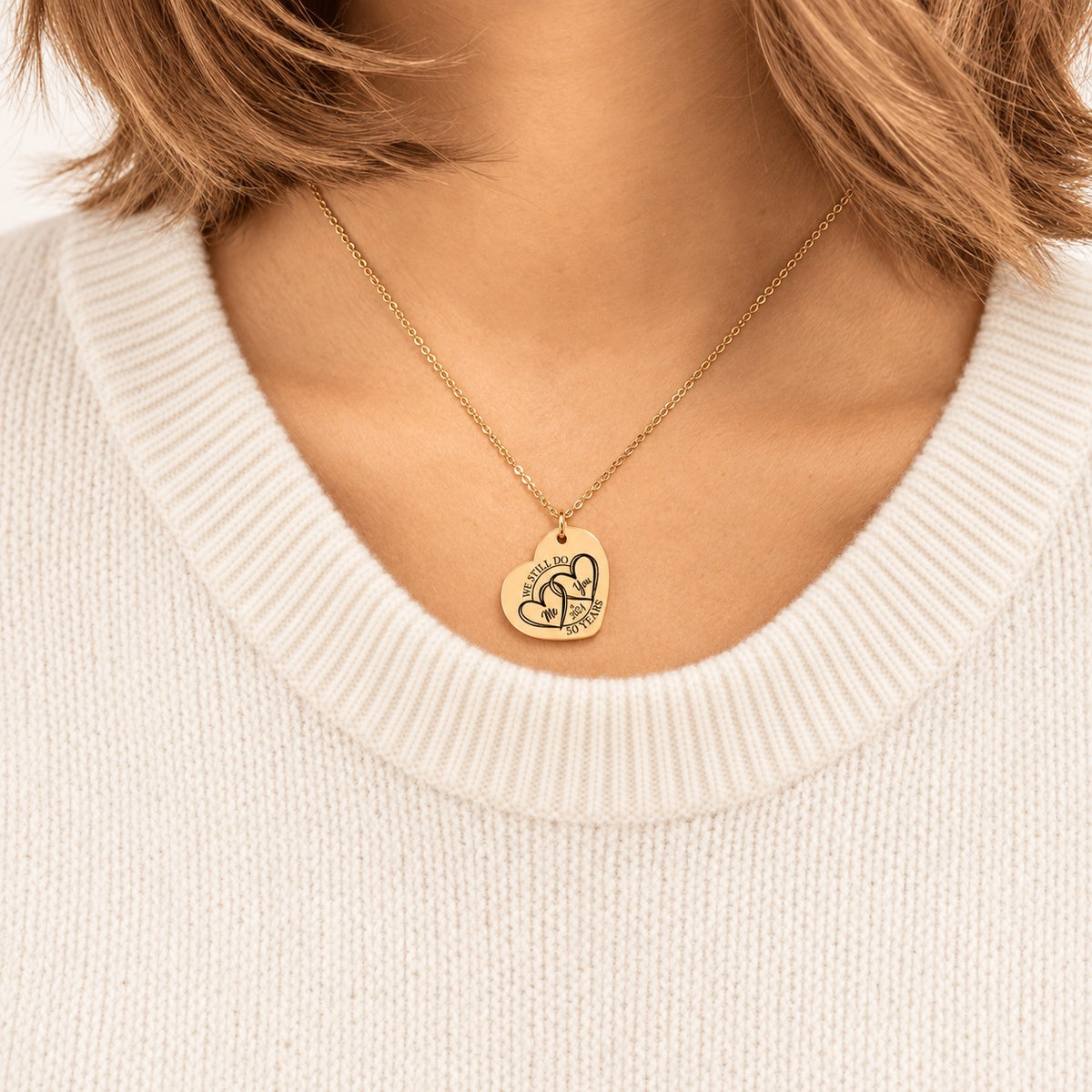 Collier Coeur Anniversaire de Mariage 50 ans doré porté au cou, médaille en cœur personnalisée.