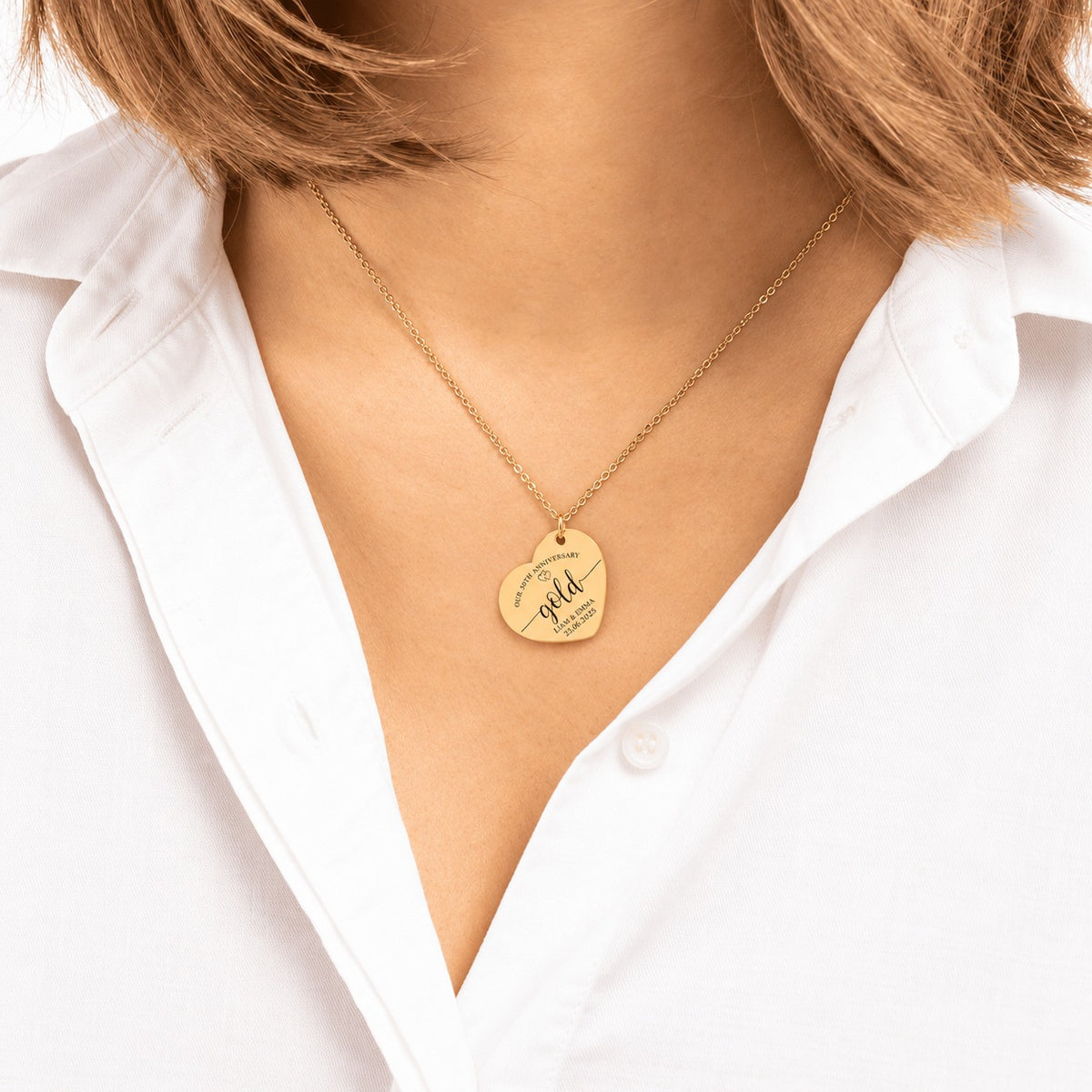 Collier Coeur Anniversaire de Mariage 50 ans doré porté au cou, médaille en cœur personnalisée.