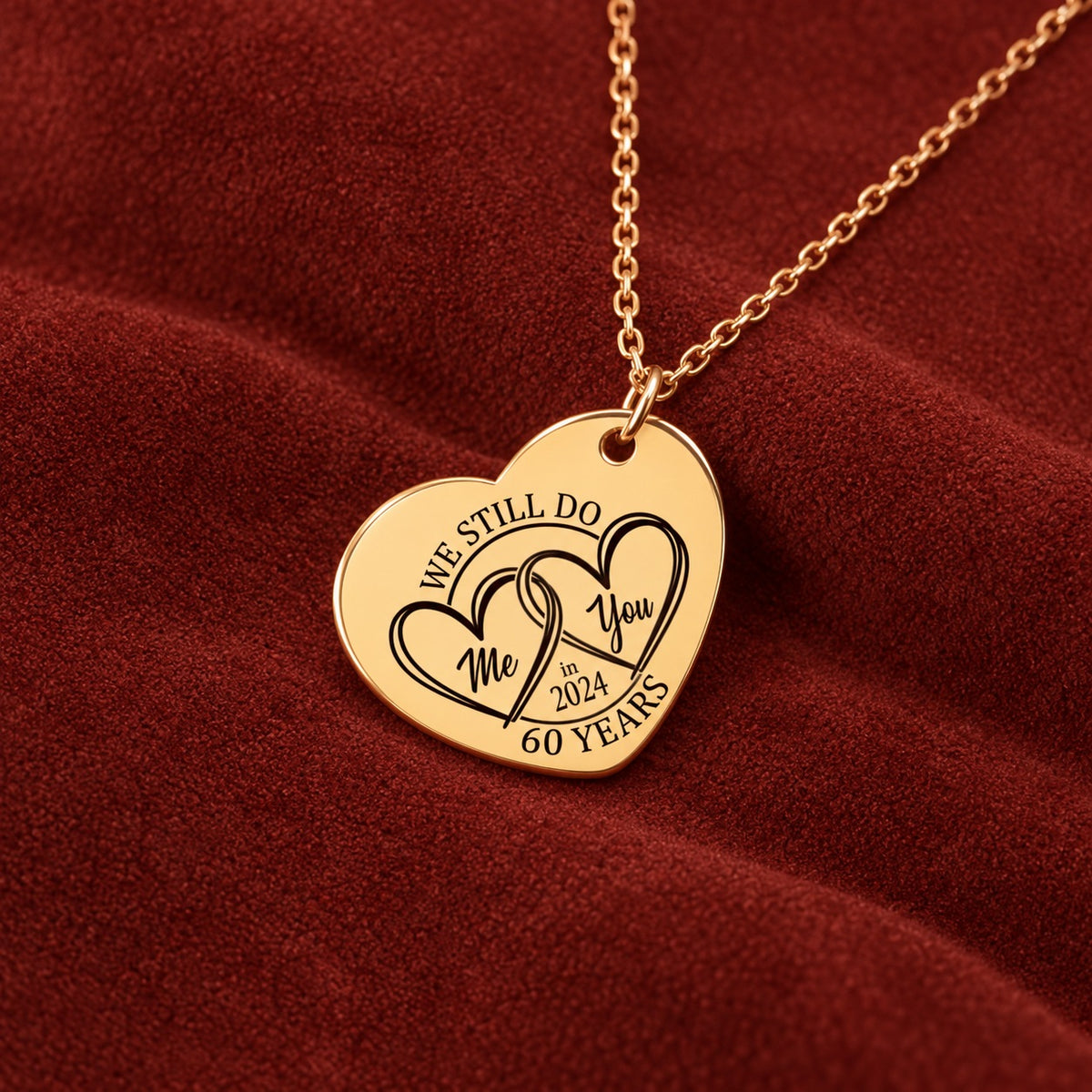 Médaille en cœur dorée gravée avec deux cœurs et inscription « 60 YEARS », sur suédine rouge sanguine.