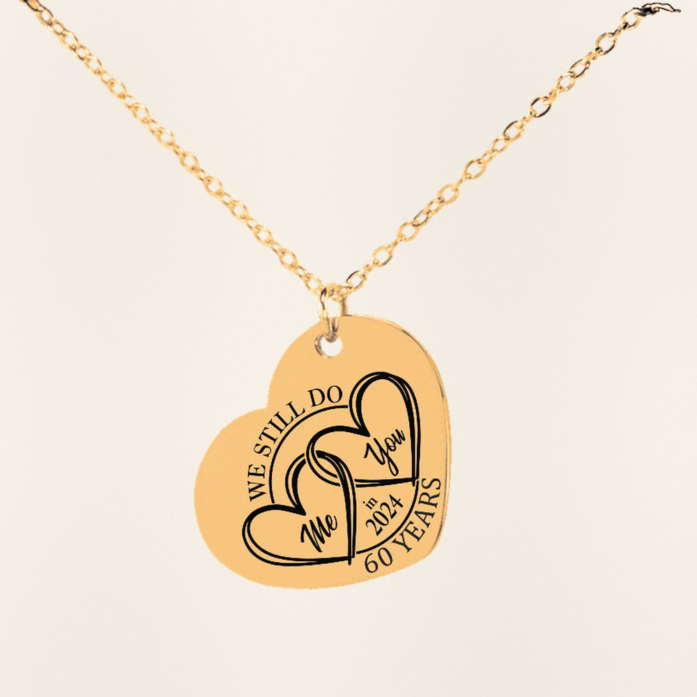 Collier Coeur Anniversaire de Mariage 60 ans (noces de diamant) en finition dorée, exemple de gravure sur fond ivoire texturé.