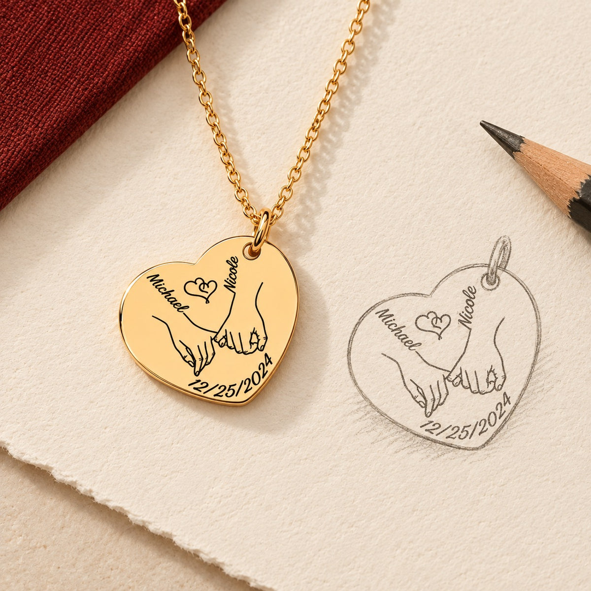Collier Coeur Notre Premier Noël Ensemble personnalisé doré et étude au graphite du bijou sur papier ivoire.