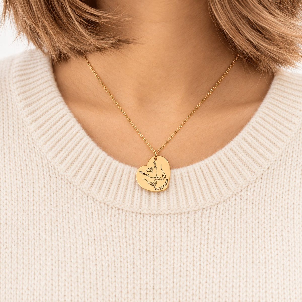 Collier Coeur Notre Premier Noël Ensemble personnalisé doré porté au cou, médaille en cœur personnalisée.