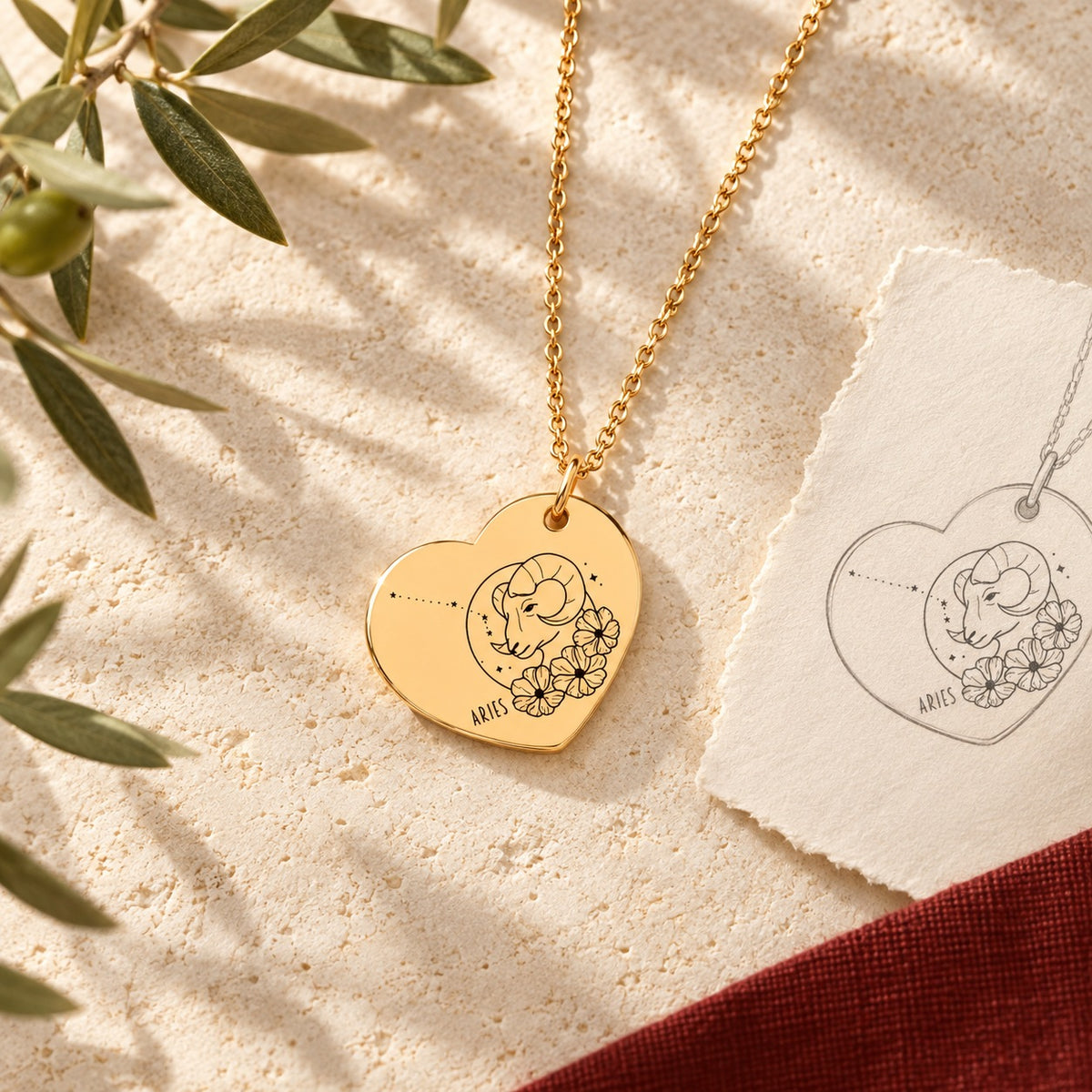 Collier cœur signe astrologique Bélier doré sur pierre claire avec dessin de sa médaille en cœur.