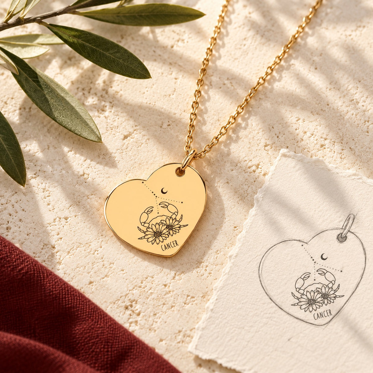 Collier cœur signe astrologique Cancer doré sur pierre claire avec dessin de sa médaille en cœur.