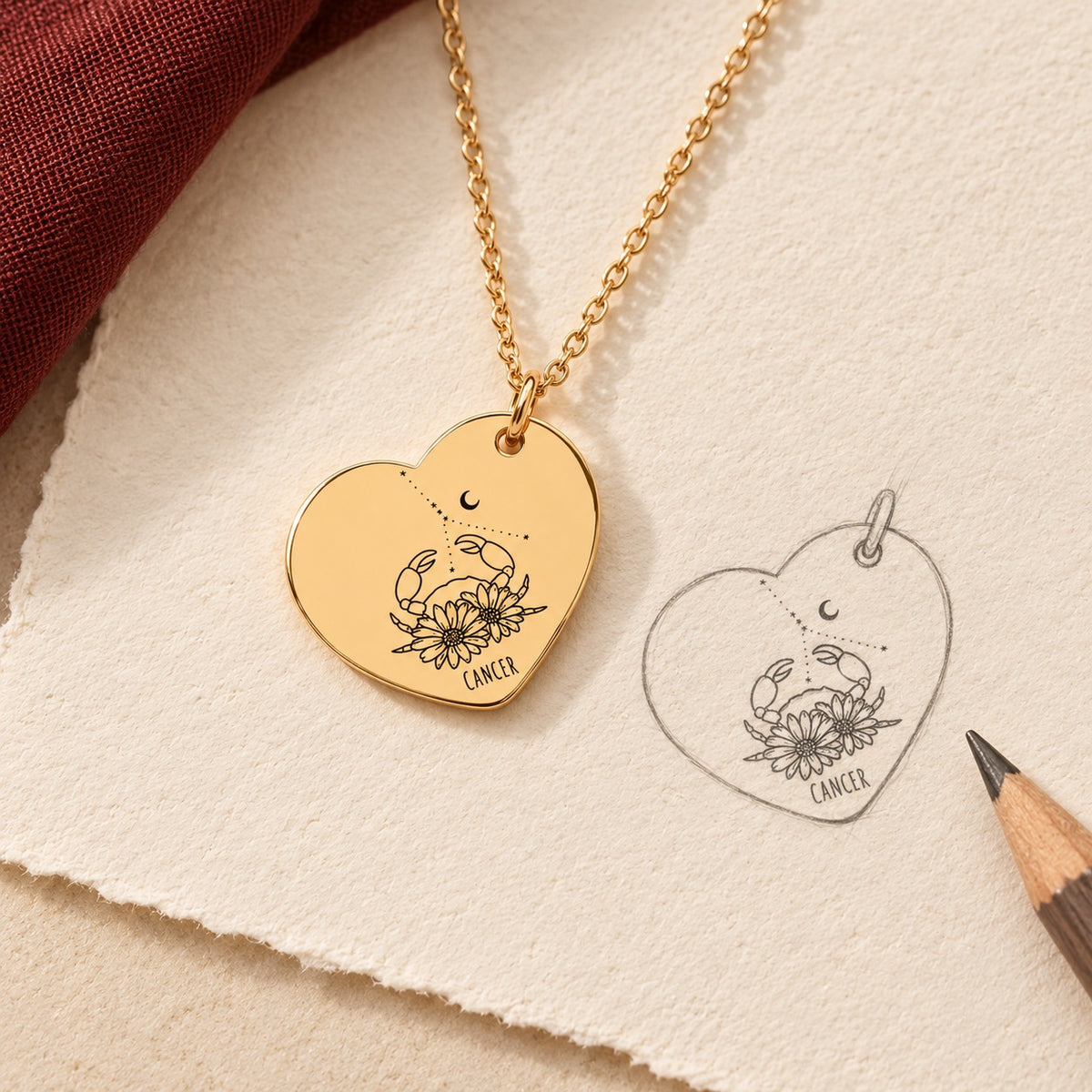 Collier cœur signe astrologique Cancer doré et étude au graphite du bijou sur papier ivoire.
