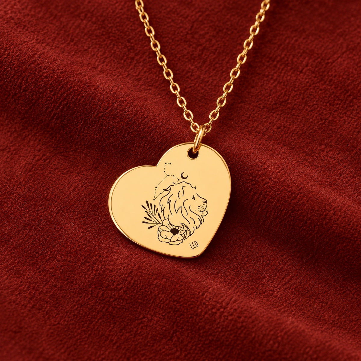 Médaille en cœur dorée avec motif du signe Lion et ornements, sur suédine rouge sanguine.