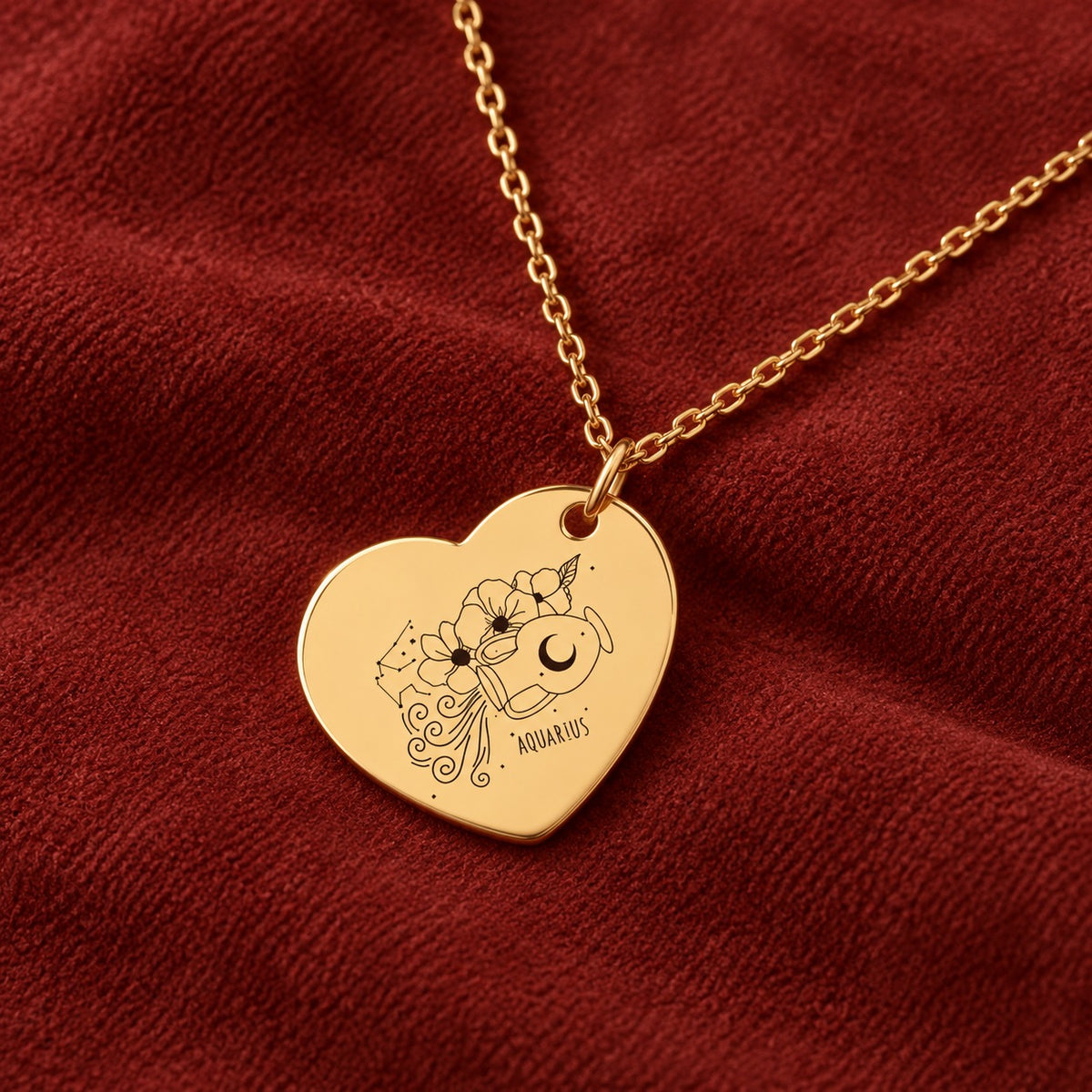 Médaille en cœur dorée avec motif du signe verseau et ornements, sur suédine rouge sanguine.