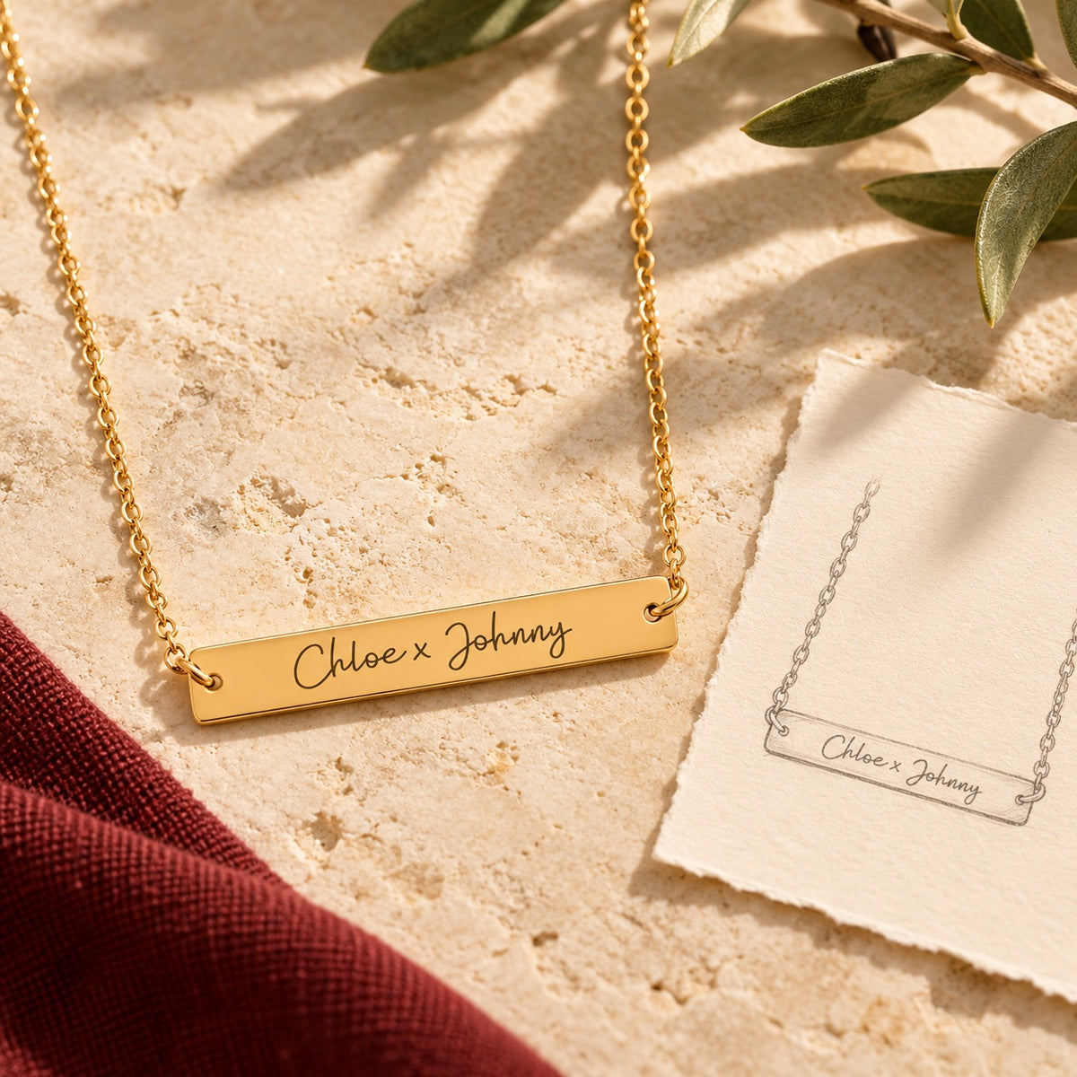 Collier Deux Prénoms doré sur pierre claire, avec dessin de la barrette et de sa chaîne.