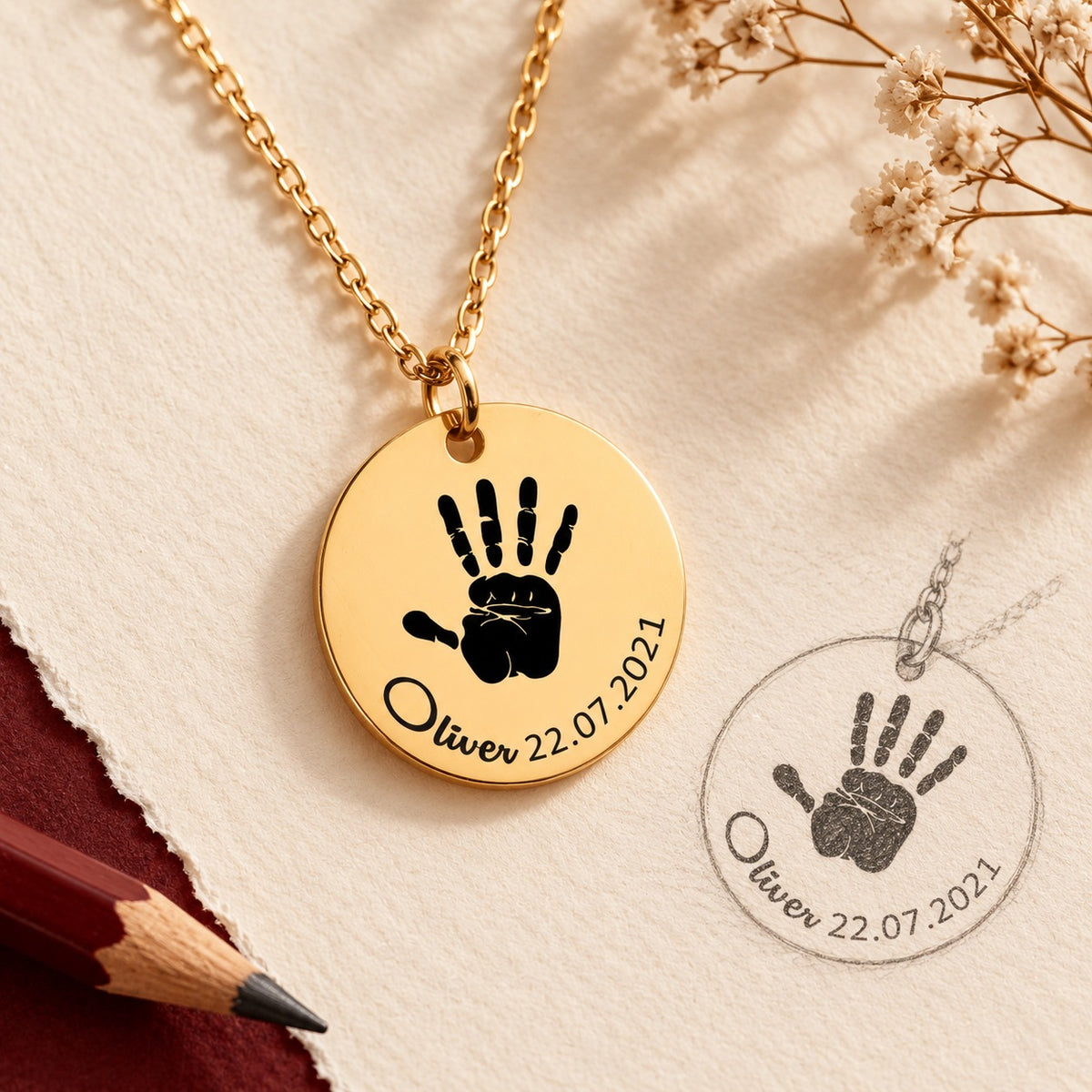 Collier Empreinte de Main doré et étude au graphite de la médaille ronde gravée sur papier ivoire.