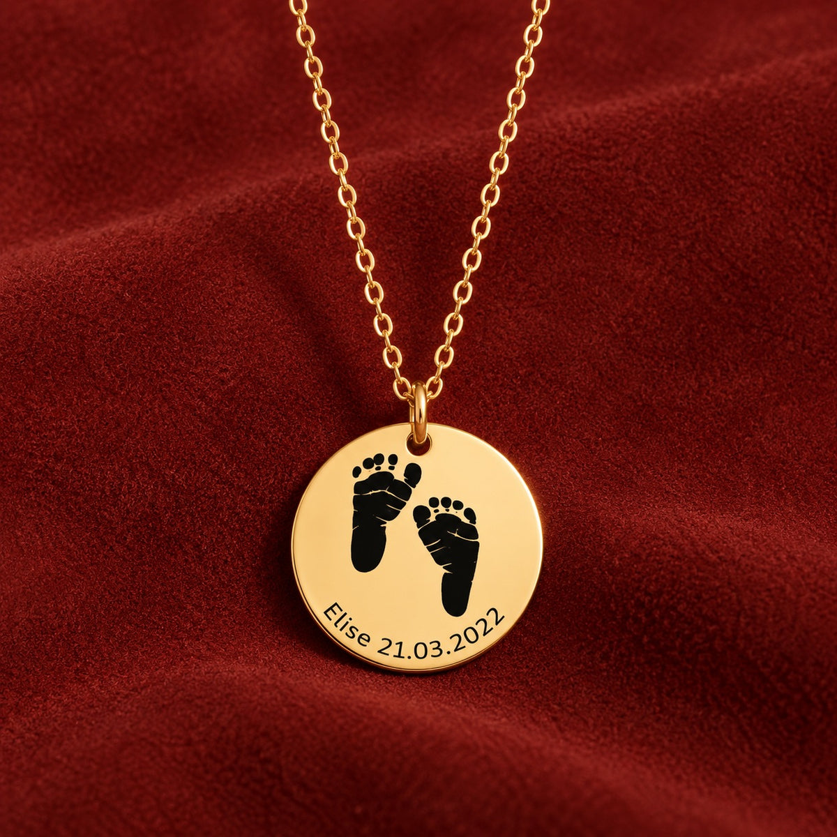 Collier Empreinte de Pied doré sur suédine rouge sanguine, détail de la gravure.