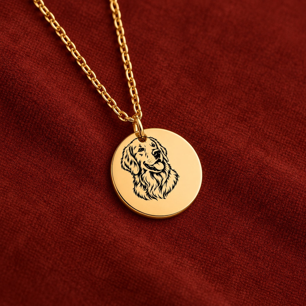 Médaillon doré gravé du portrait de Golden Retriever sur suédine rouge sanguine.