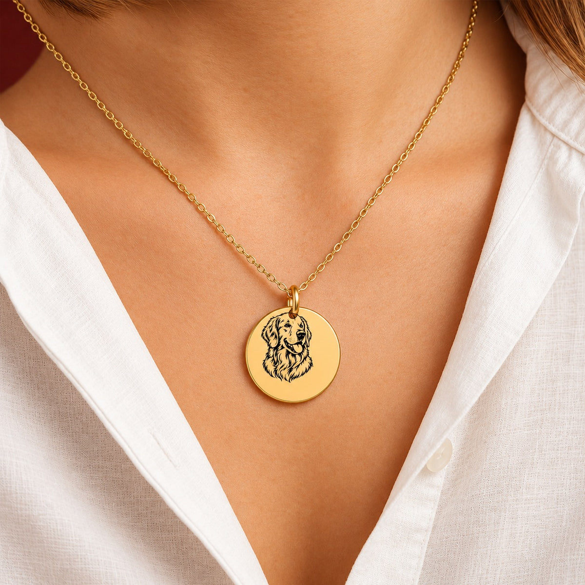 Collier Golden Retriever doré porté au cou, avec médaillon rond gravé.