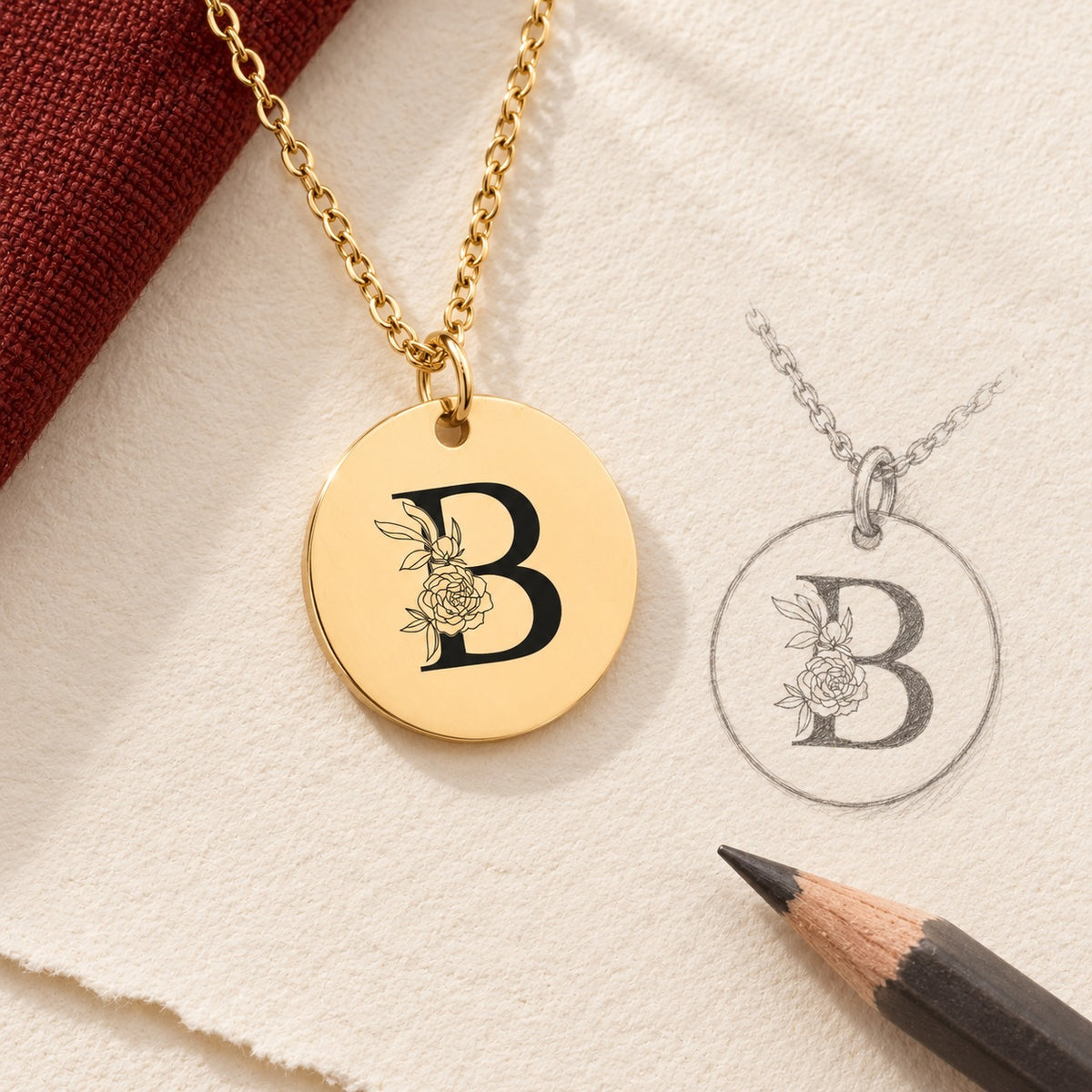Collier initiale florale B personnalisé doré et étude au graphite du bijou sur papier ivoire.