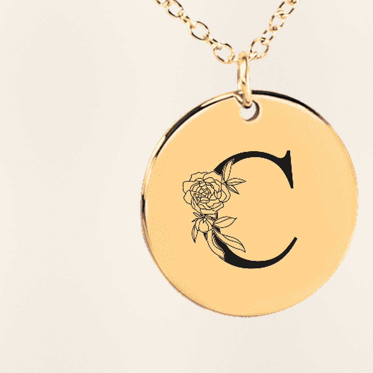 Collier Initiale Florale C Personnalisé : gros plan du motif gravé, exemple de personnalisation en finition dorée.
