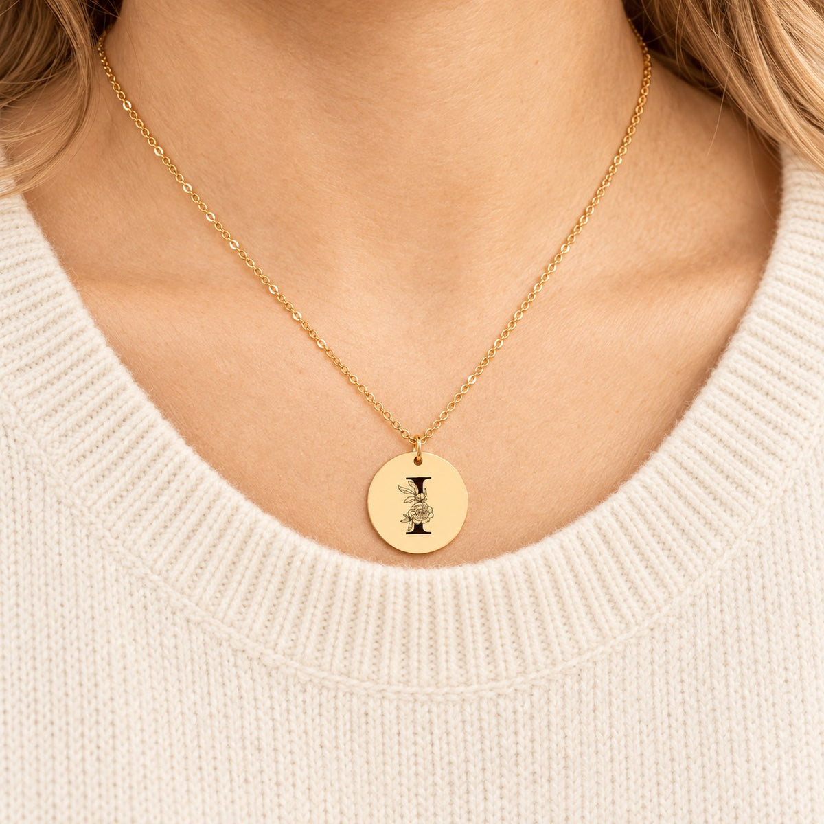 Collier initiale florale I personnalisé doré porté au cou, médaille ronde gravée.