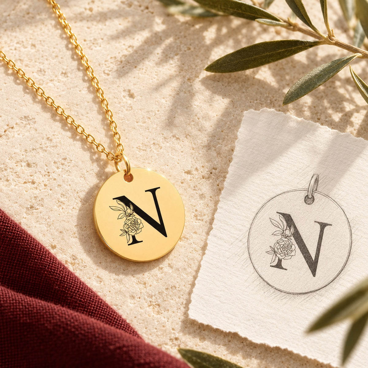 Collier initiale florale N personnalisé doré sur pierre claire avec dessin de sa médaille ronde.