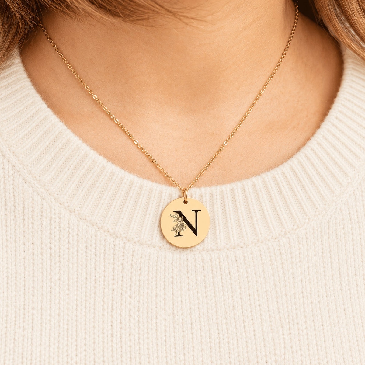 Collier initiale florale N personnalisé doré porté au cou, médaille ronde gravée.