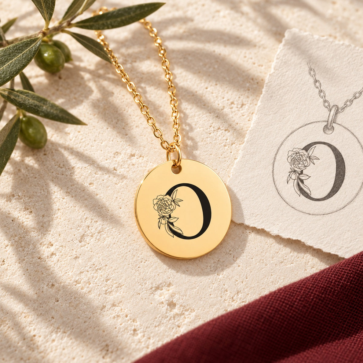 Collier initiale florale O personnalisé doré sur pierre claire avec dessin de sa médaille ronde.
