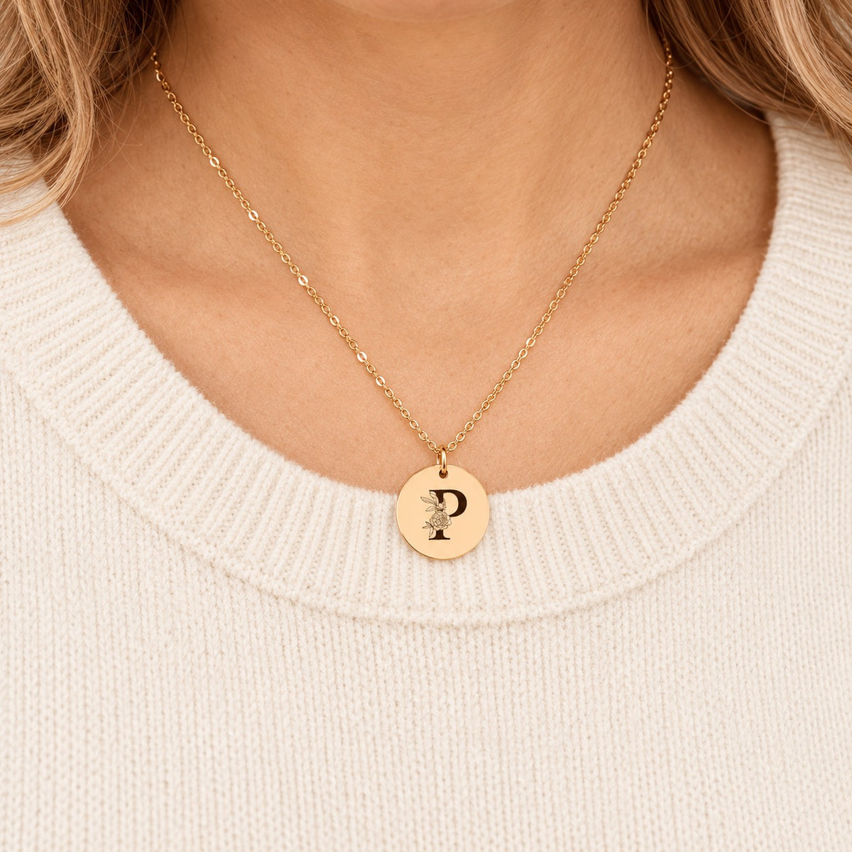 Collier initiale florale P personnalisé doré porté au cou, médaille ronde gravée.