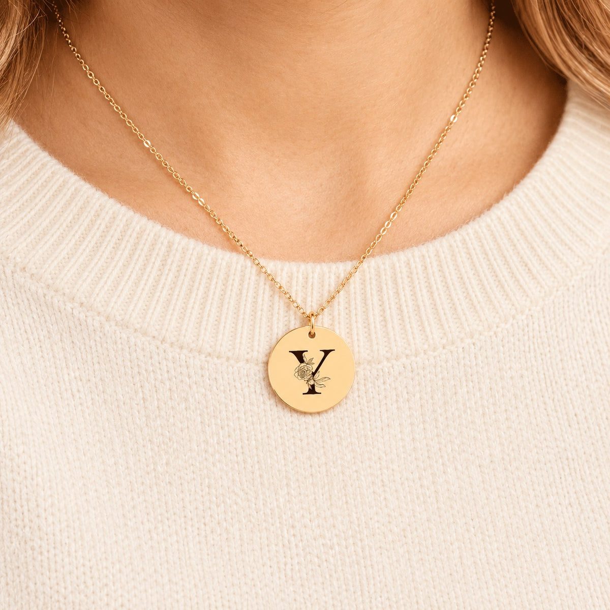 Collier initiale florale Y personnalisé doré porté au cou, médaille ronde gravée.