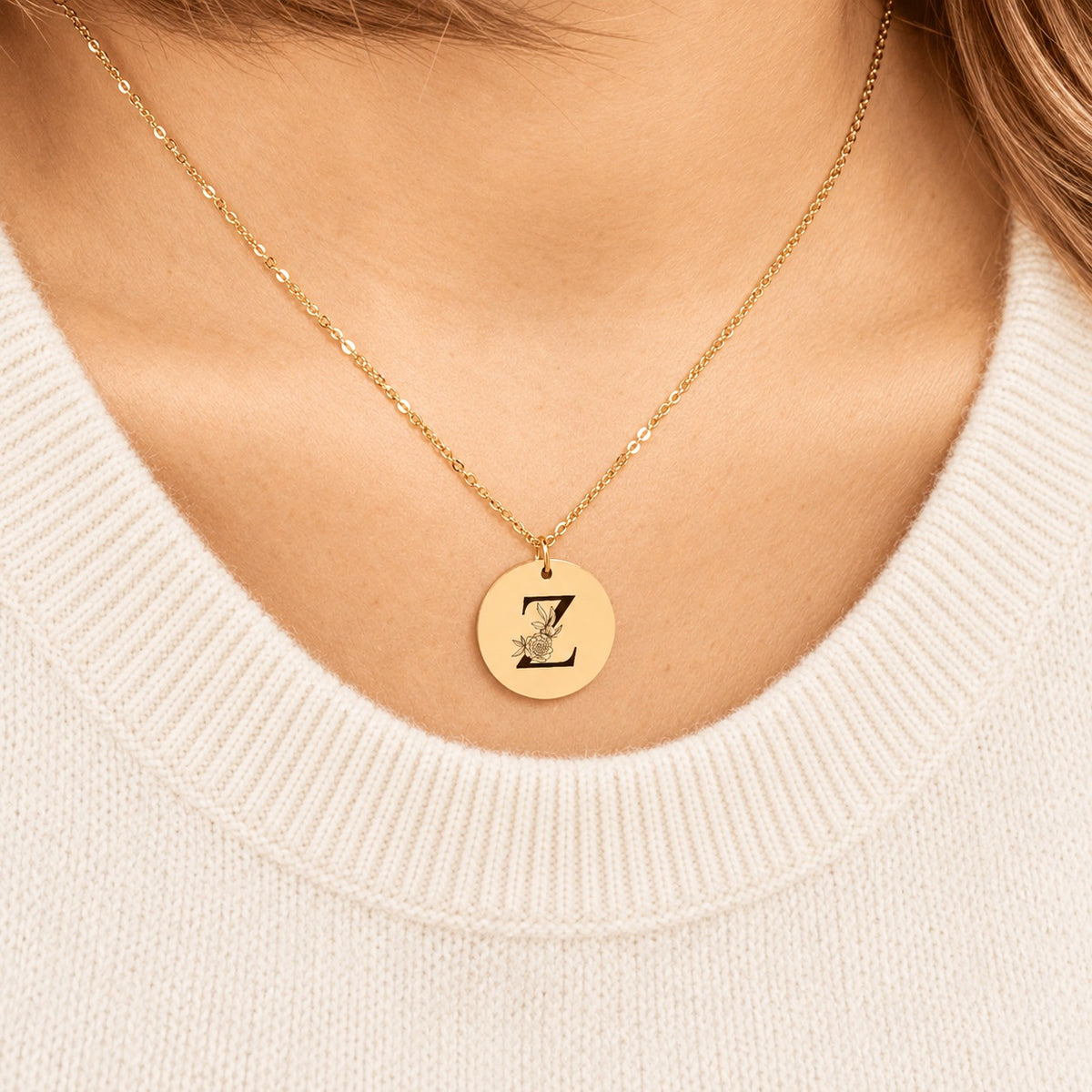 Collier initiale florale Z personnalisé doré porté au cou, médaille ronde gravée.