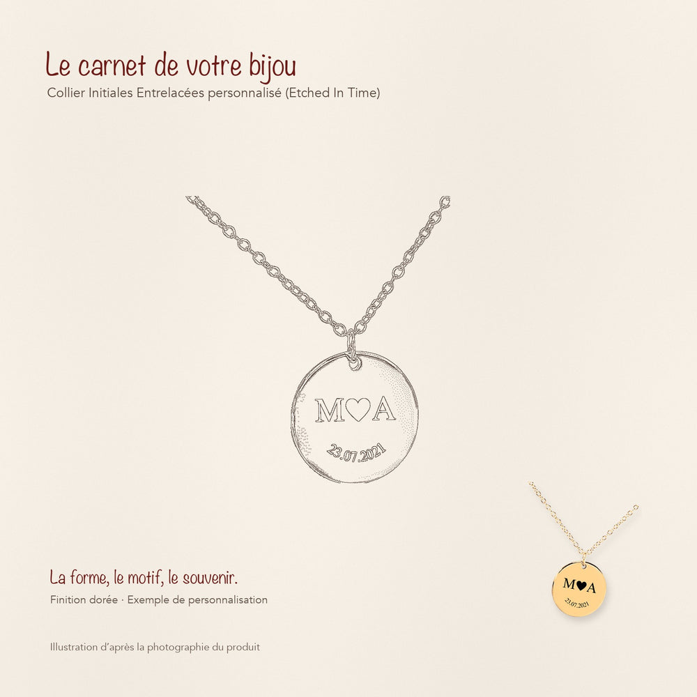 Dessin au trait et photographie du collier Initiales Entrelacées Personnalisé (Etched In Time) dans une composition de carnet manuscrit.