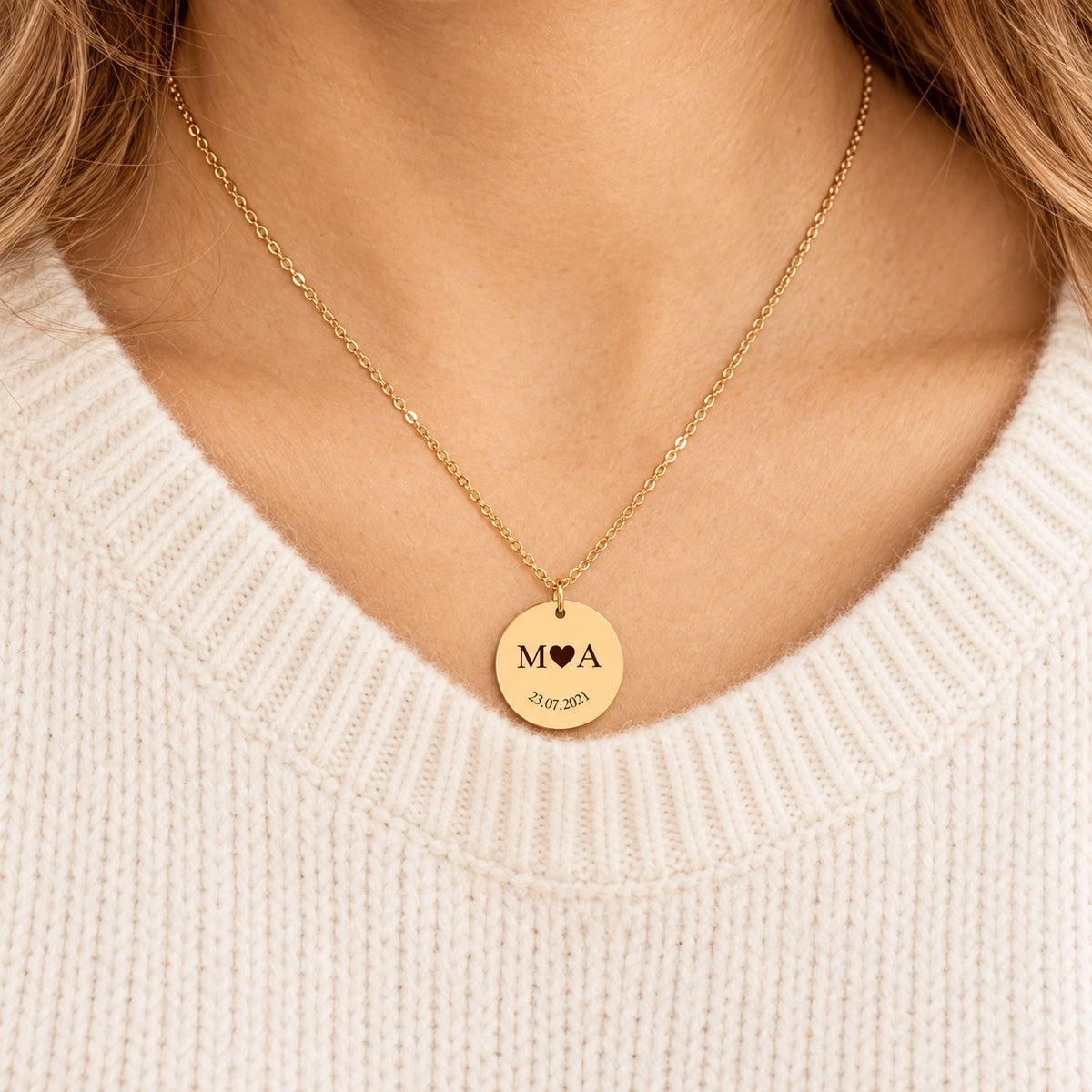 Collier initiales entrelacées Etched in Time personnalisé doré porté au cou, médaille ronde personnalisée.