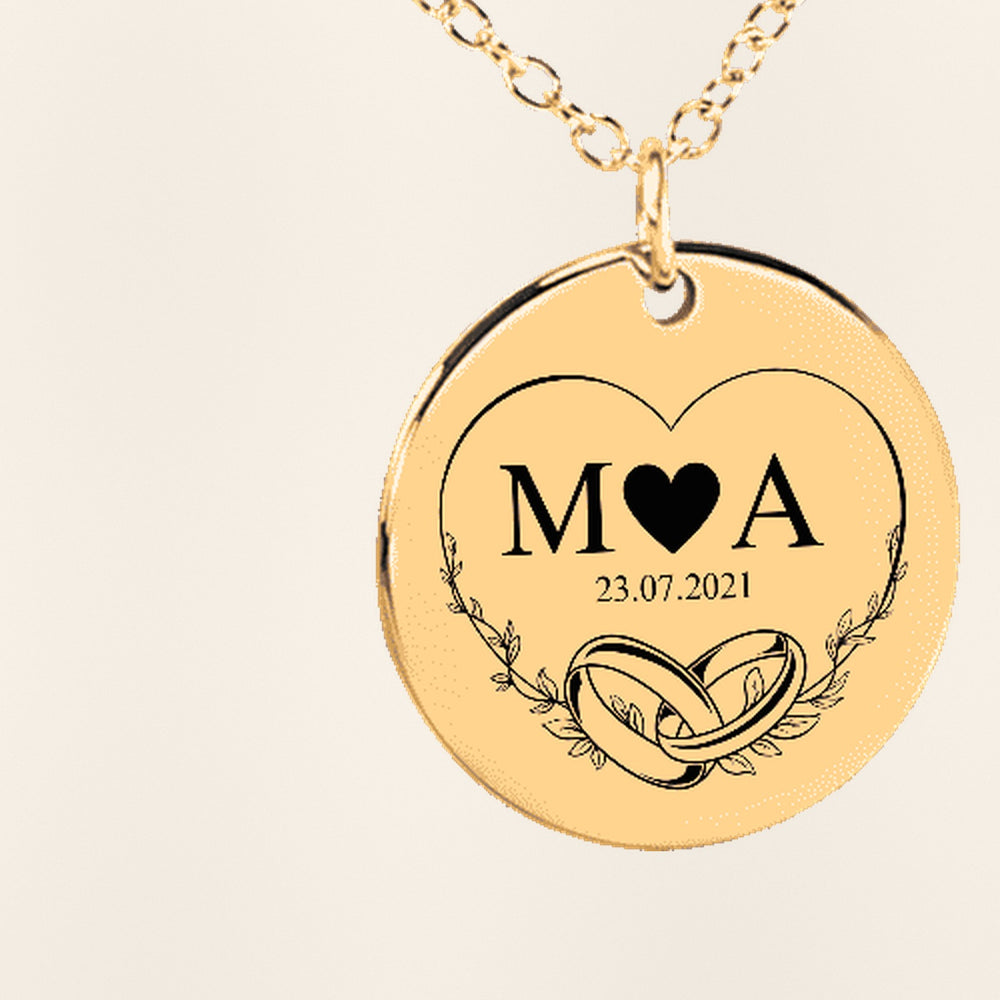 Collier Initiales Entrelacées Personnalisé (Eternal Love) : gros plan du motif gravé, exemple de personnalisation en finition dorée.