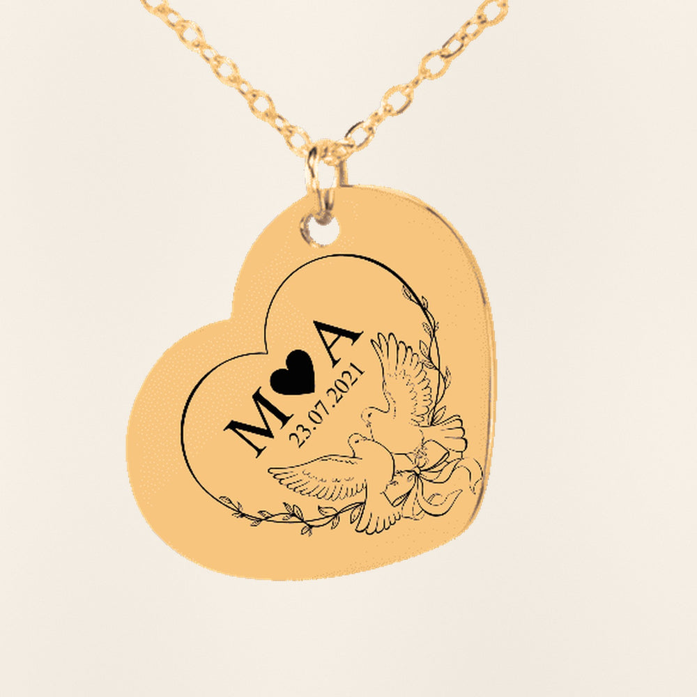 Collier Initiales Entrelacées Personnalisé (Eternal Love Coeur) : gros plan du motif gravé, exemple de personnalisation en finition dorée.