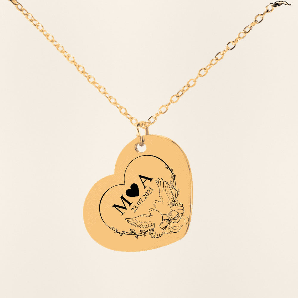 Collier Initiales Entrelacées Personnalisé (Eternal Love Coeur) en finition dorée, exemple de gravure sur fond ivoire texturé.