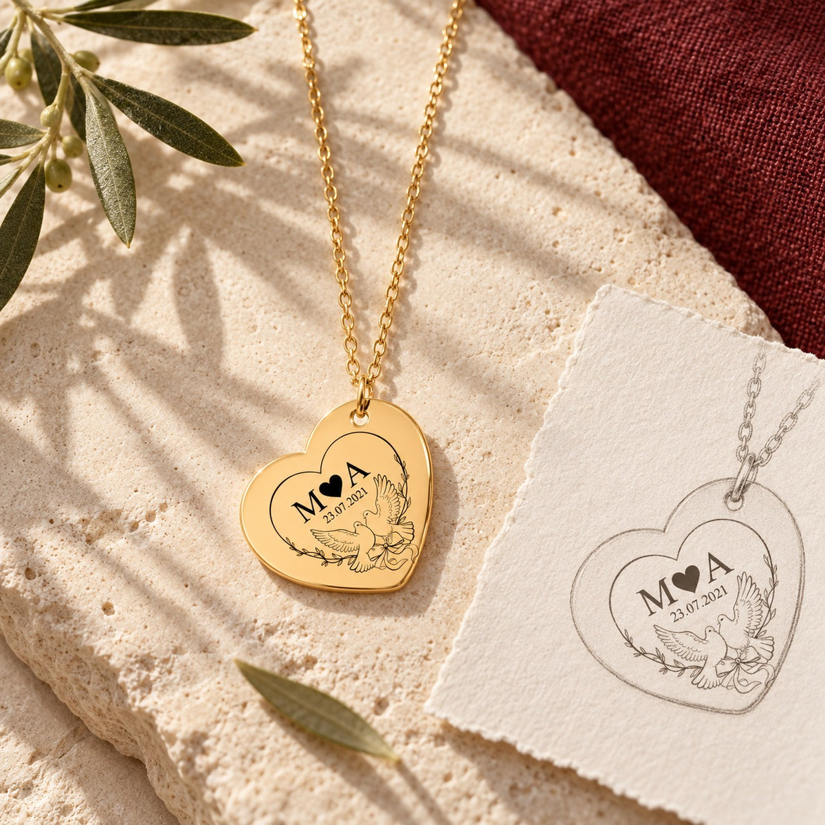 Collier Eternal Love doré sur pierre claire, accompagné du dessin de son pendentif.
