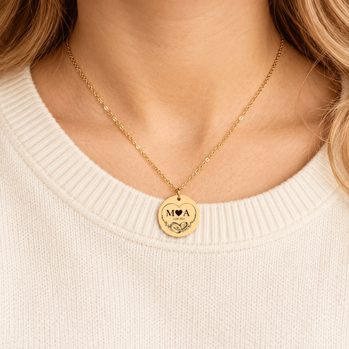 Collier initiales entrelacées Eternal Love personnalisé doré porté au cou, médaille ronde personnalisée.