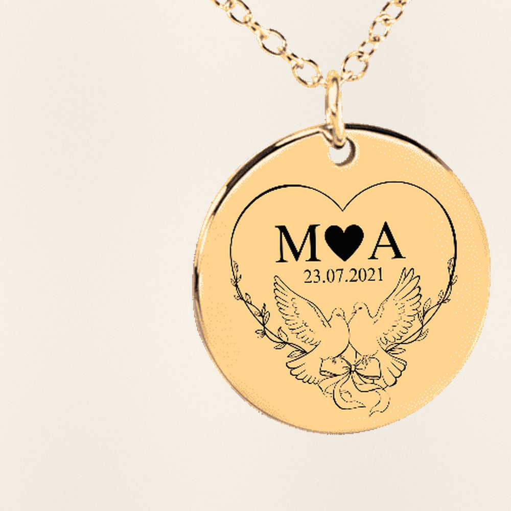 Collier Initiales Entrelacées Personnalisé (Timeless Bond) : gros plan du motif gravé, exemple de personnalisation en finition dorée.