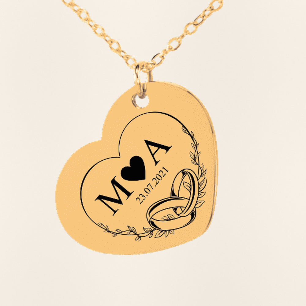 Collier Initiales Entrelacées Personnalisé (Timeless Bond Coeur) : gros plan du motif gravé, exemple de personnalisation en finition dorée.