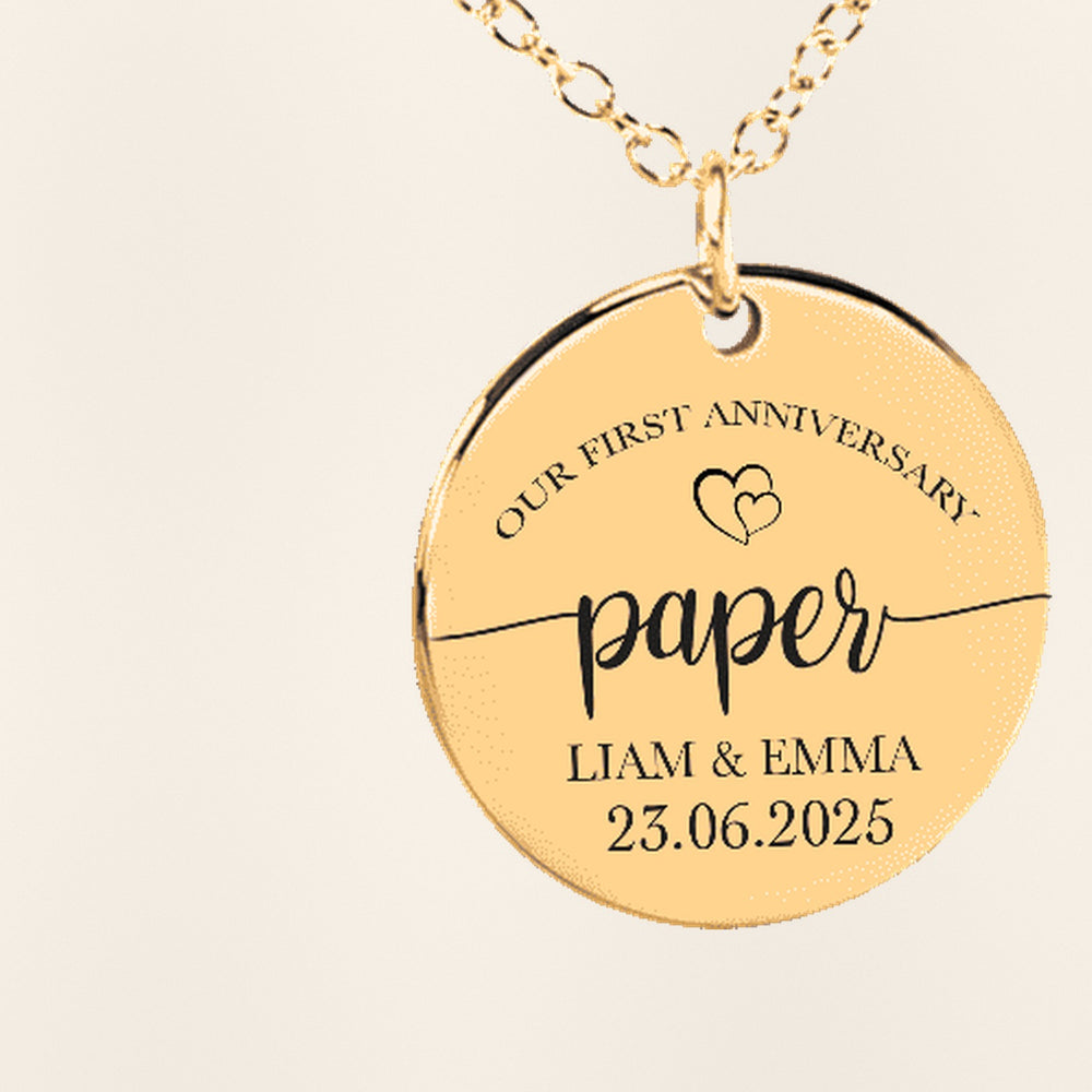 Collier Médaille Anniversaire de Mariage 1 an (noces de coton) : gros plan du motif gravé, exemple de personnalisation en finition dorée.