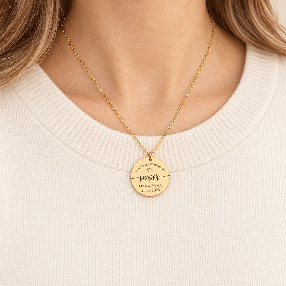 Collier Médaille Anniversaire de Mariage 1 an doré porté au cou, médaille ronde personnalisée.