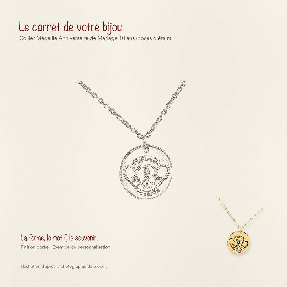 Dessin au trait et photographie du collier Médaille Anniversaire de Mariage 10 ans (noces d'étain) dans une composition de carnet manuscrit.