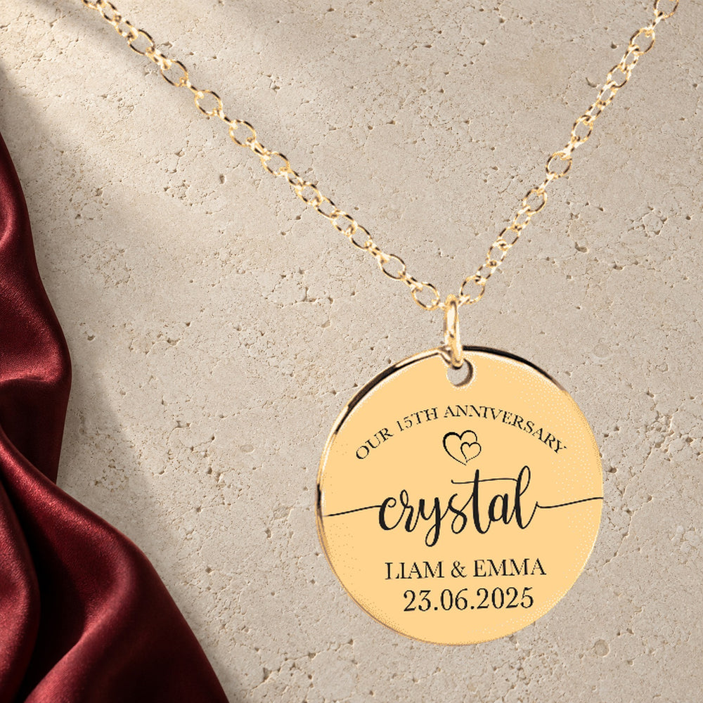 Collier Médaille Anniversaire de Mariage 15 ans (noces de cristal) en finition dorée sur pierre claire, avec étoffe rouge sanguine ; exemple de personnalisation.