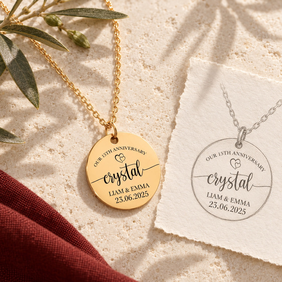 Collier Médaille Anniversaire de Mariage 15 ans doré sur pierre claire avec dessin de sa médaille ronde.