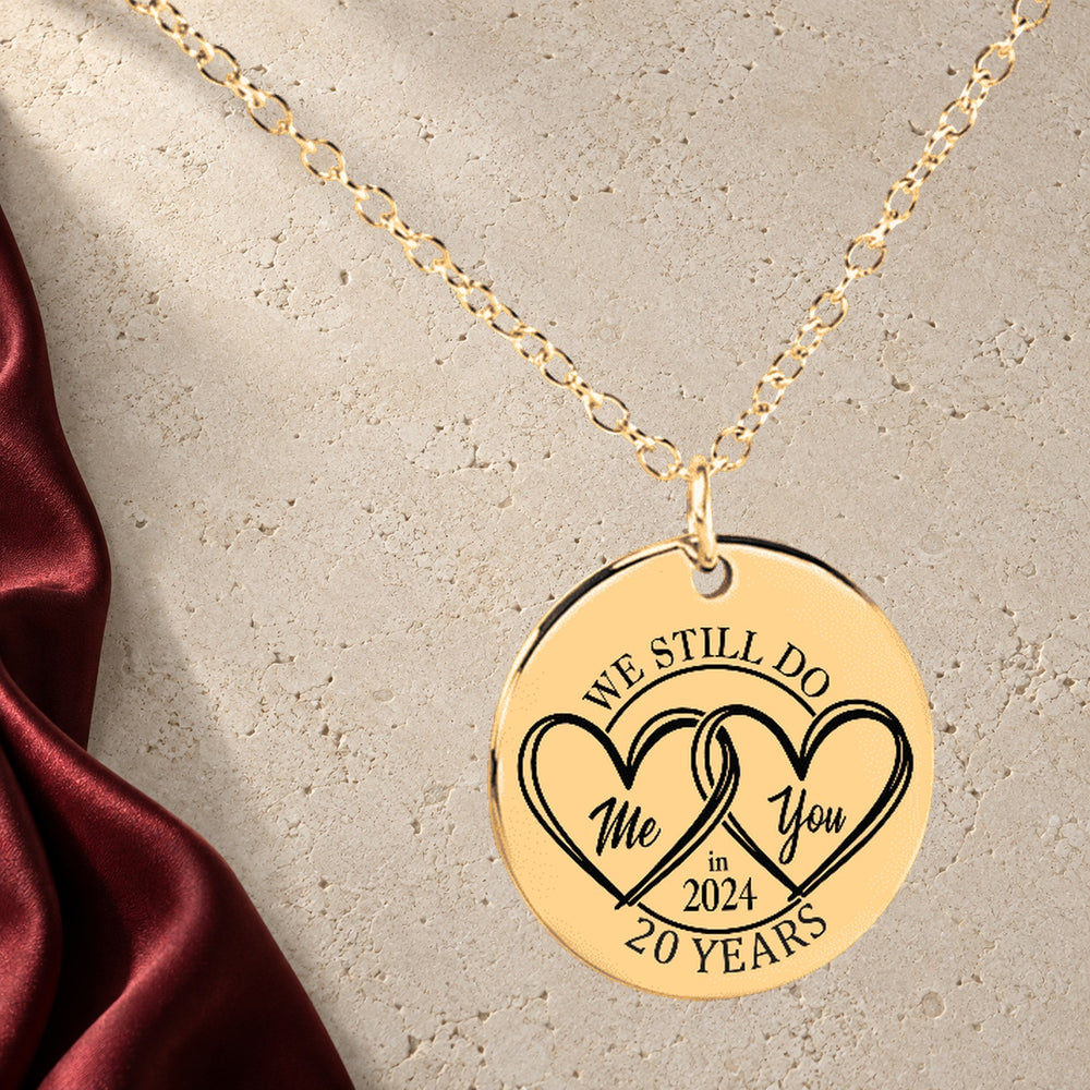 Collier Médaille Anniversaire de Mariage 20 ans (noces de porcelaine) en finition dorée sur pierre claire, avec étoffe rouge sanguine ; exemple de personnalisation.
