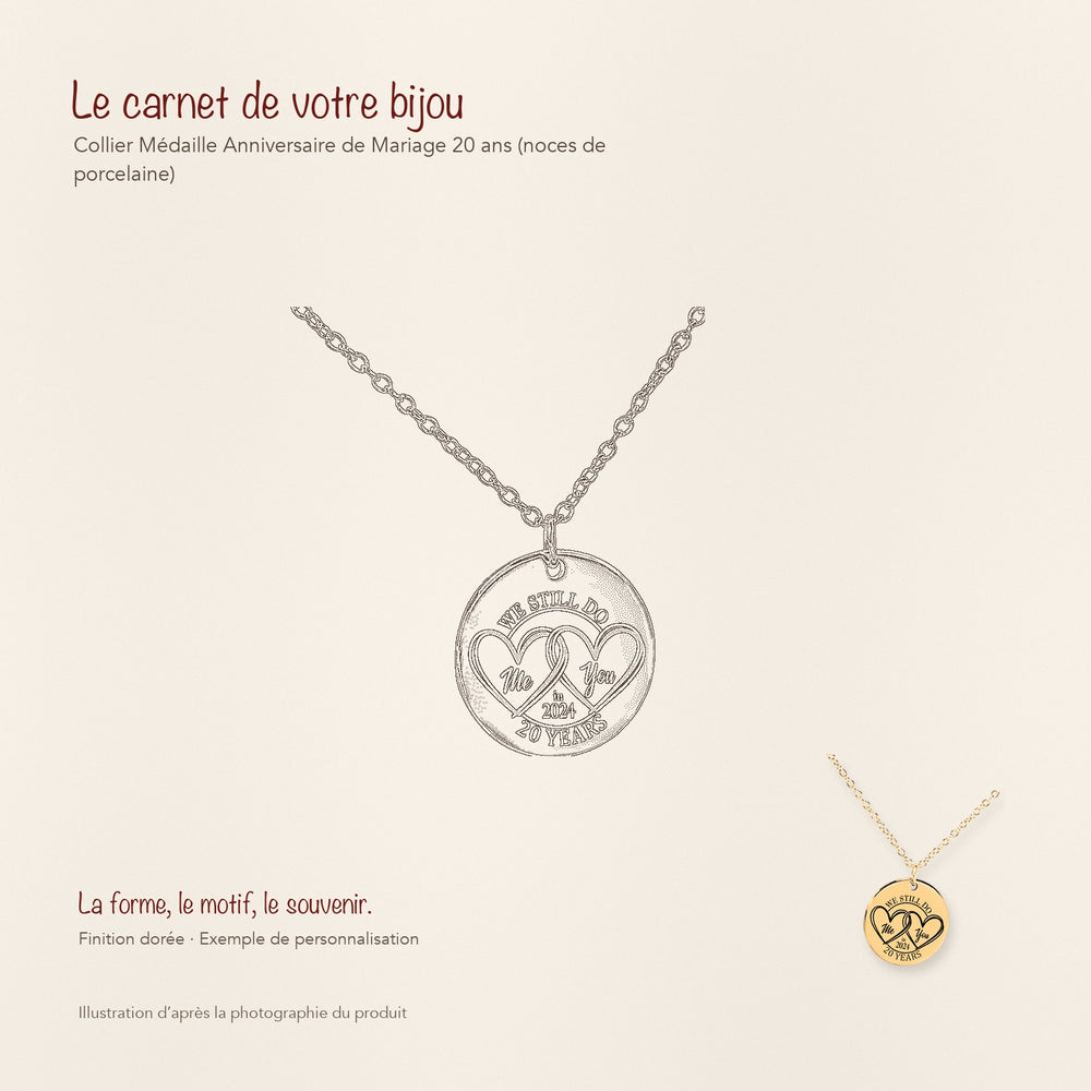Dessin au trait et photographie du collier Médaille Anniversaire de Mariage 20 ans (noces de porcelaine) dans une composition de carnet manuscrit.