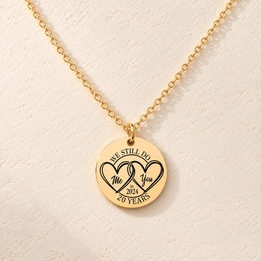 Collier Médaille Anniversaire de Mariage 20 ans doré, médaille ronde gravée avec deux cœurs et inscription « 20 YEARS », sur fond ivoire.