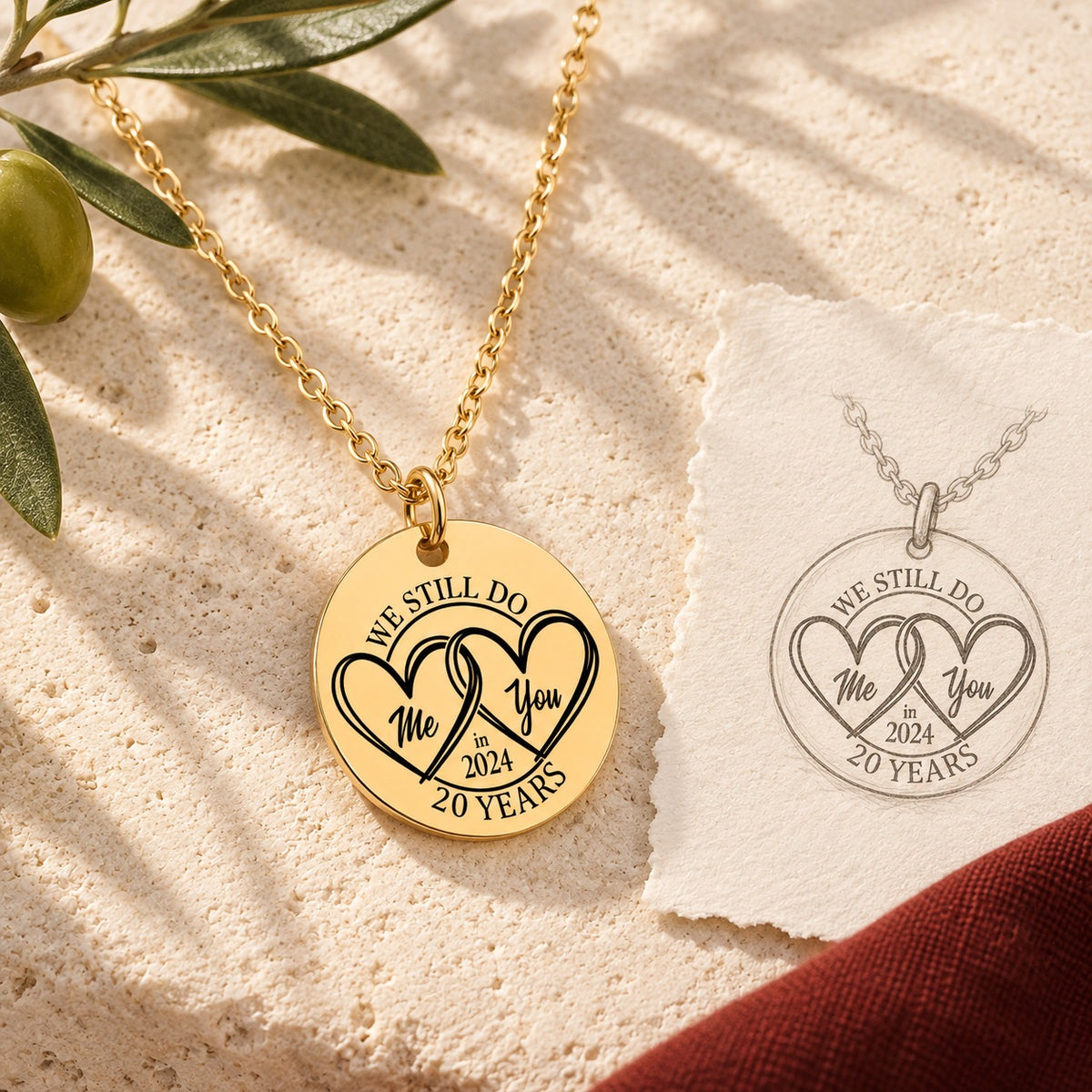 Collier Médaille Anniversaire de Mariage 20 ans doré sur pierre claire avec dessin de sa médaille ronde.