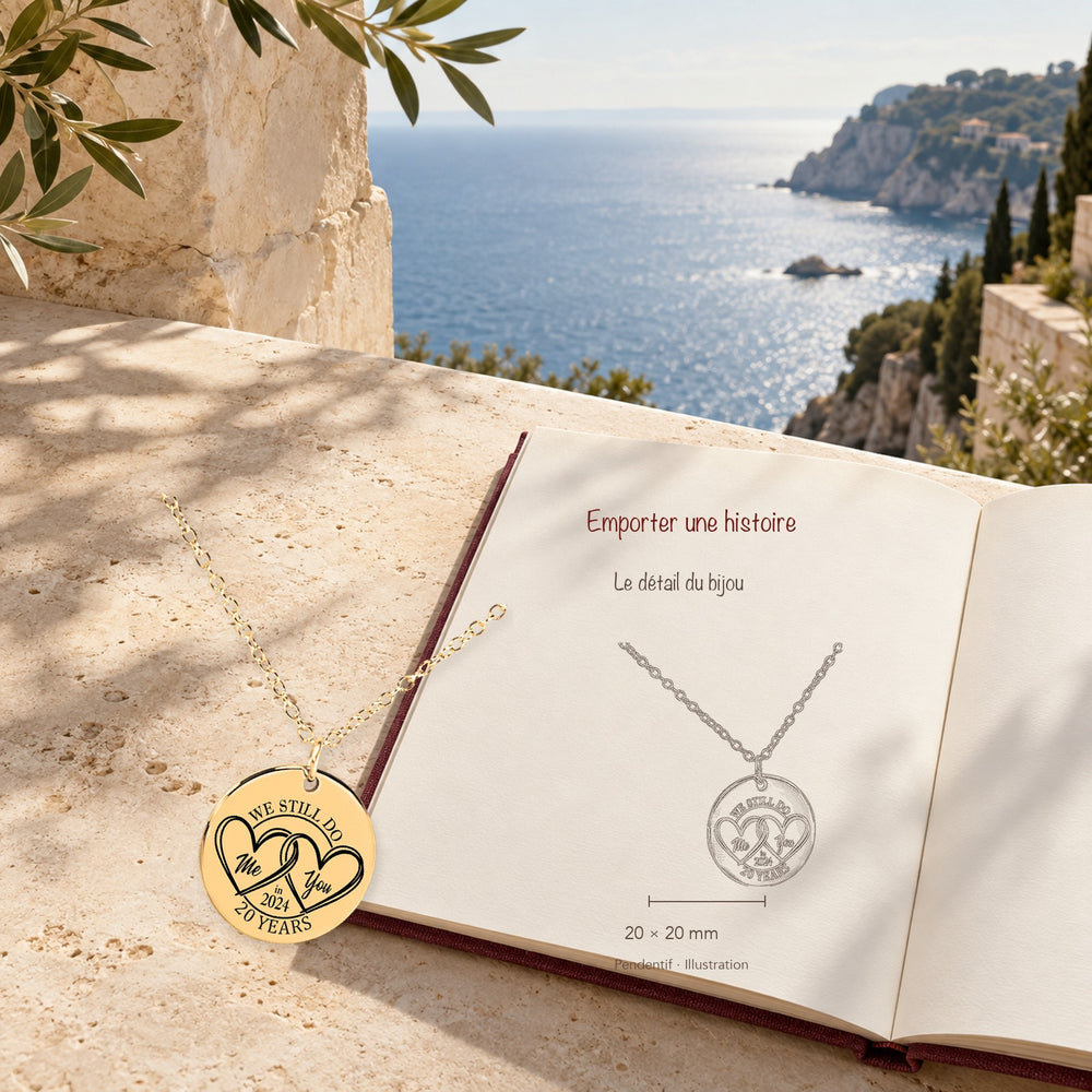 Collier Médaille Anniversaire de Mariage 20 ans (noces de porcelaine) en finition dorée dans un décor méditerranéen, avec dessin du produit sur un carnet.