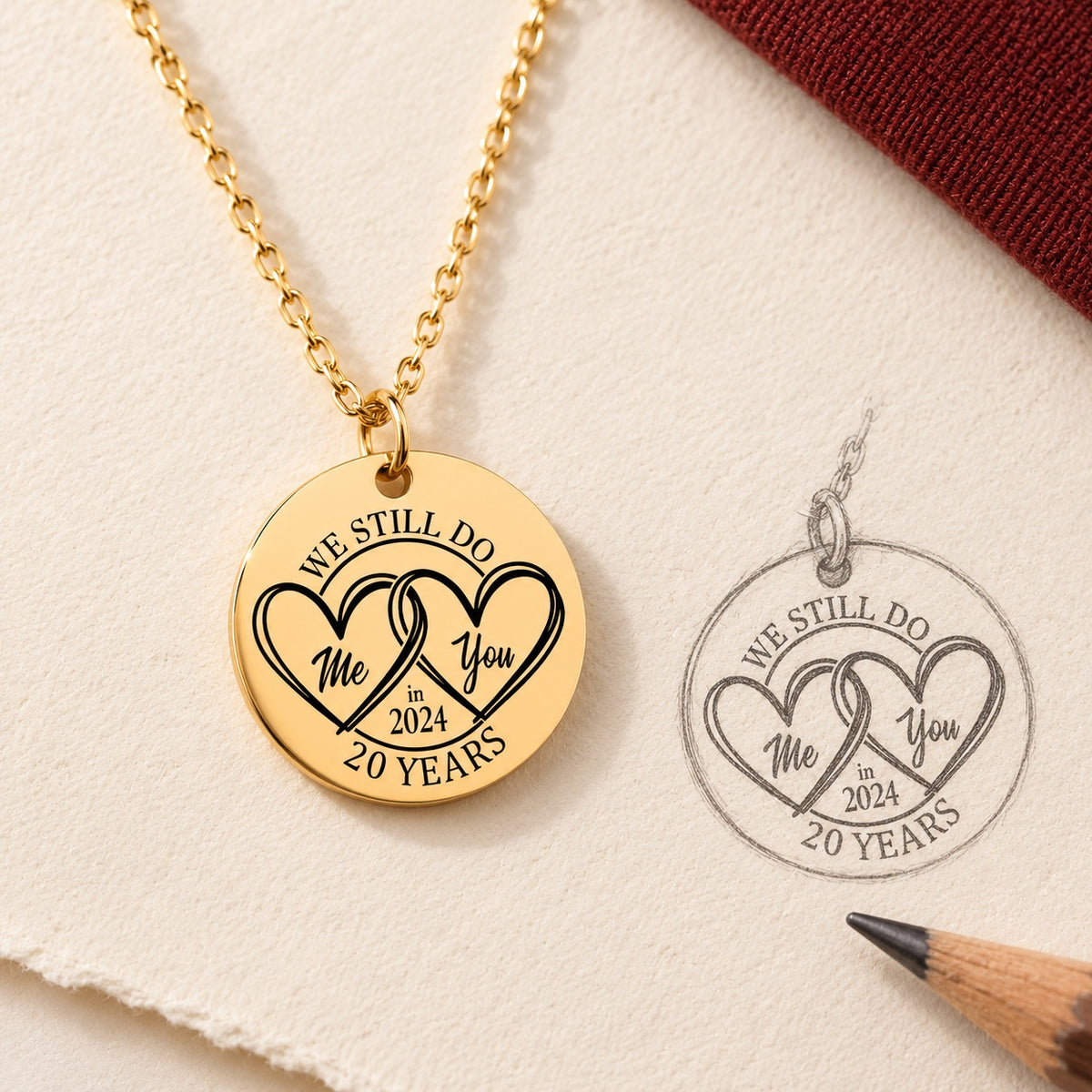 Collier Médaille Anniversaire de Mariage 20 ans doré et étude au graphite du bijou sur papier ivoire.