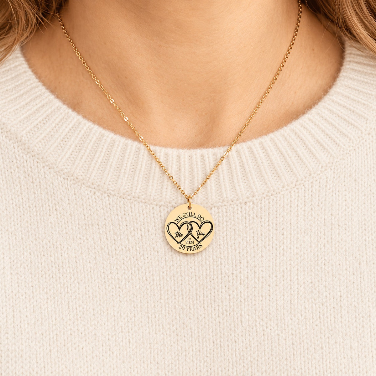 Collier Médaille Anniversaire de Mariage 20 ans doré porté au cou, médaille ronde personnalisée.