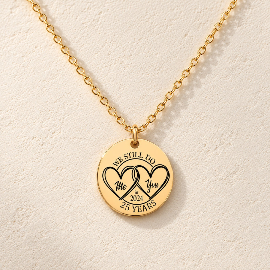 Collier Médaille Anniversaire de Mariage 25 ans doré, médaille ronde gravée avec deux cœurs et inscription « 25 YEARS », sur fond ivoire.
