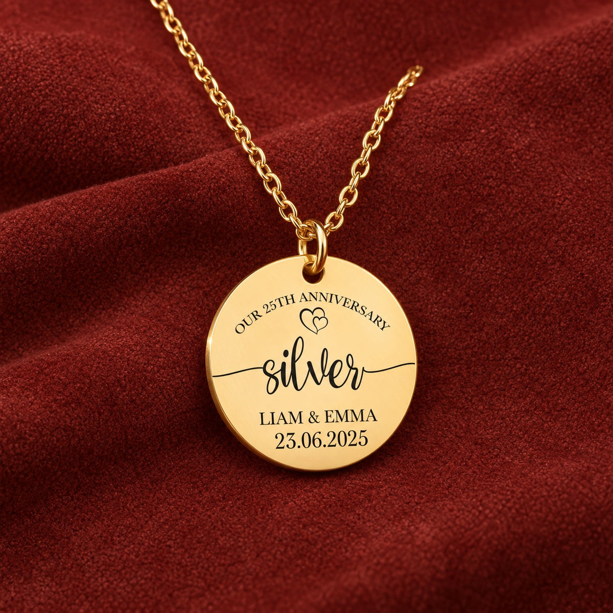 Médaille ronde dorée avec inscription « silver », prénoms Liam et Emma et date 23.06.2025, sur suédine rouge sanguine.