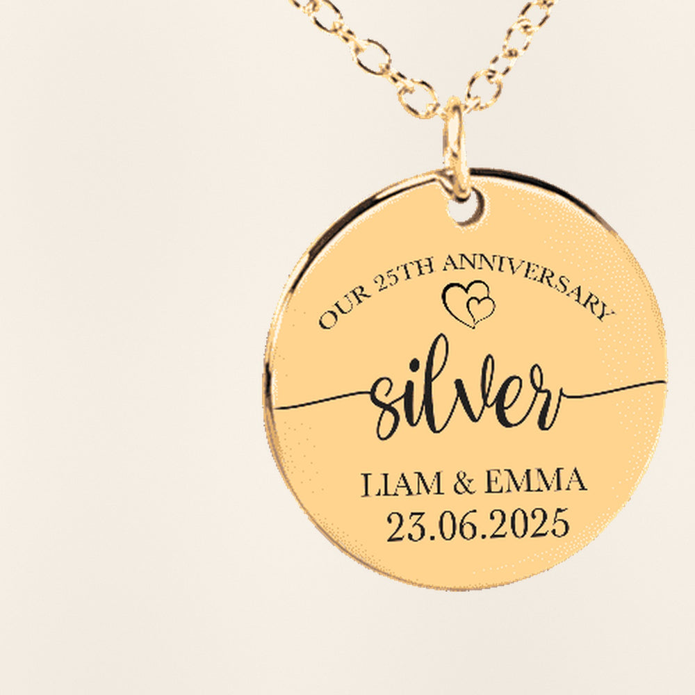 Collier Médaille Anniversaire de Mariage 25 ans (noces d'argent) : gros plan du motif gravé, exemple de personnalisation en finition dorée.
