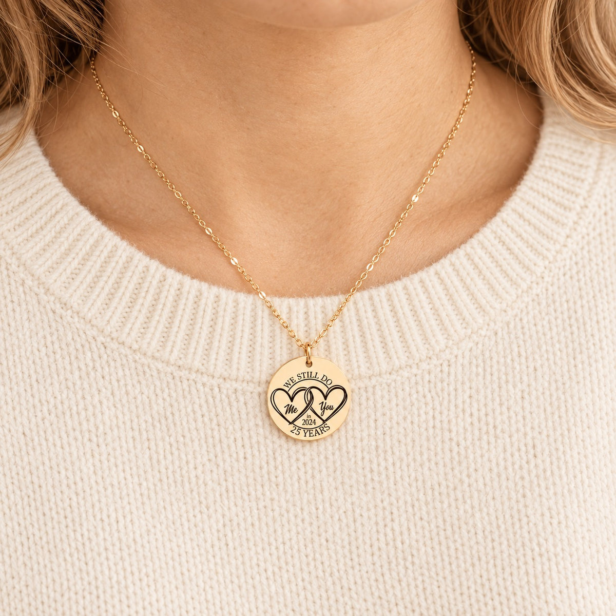 Collier Médaille Anniversaire de Mariage 25 ans doré porté au cou, médaille ronde personnalisée.